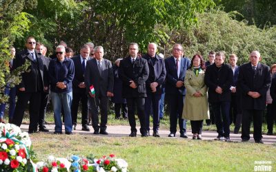 Közös főhajtással a hősök emléke előtt