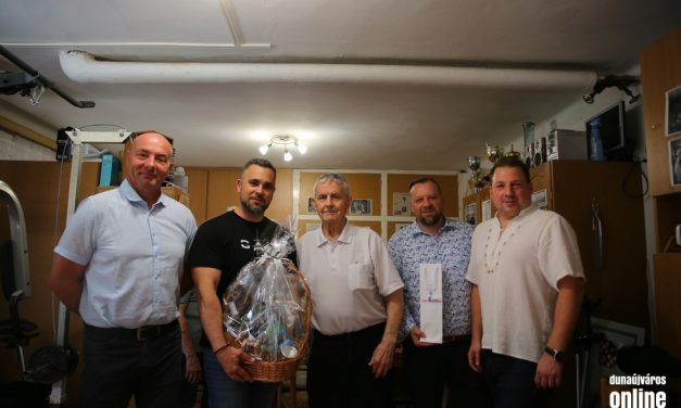 Leköszön a legendás hagyományőrző – Szabó Tamást köszöntötték a város vezetői